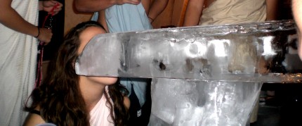 college-ice-luge Ice Luge auf einer Frat-Party