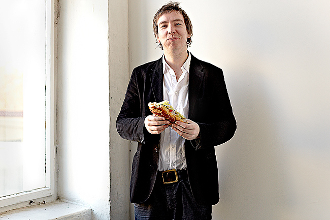 ...isst ein Sandwich ...isst ein Sandwich